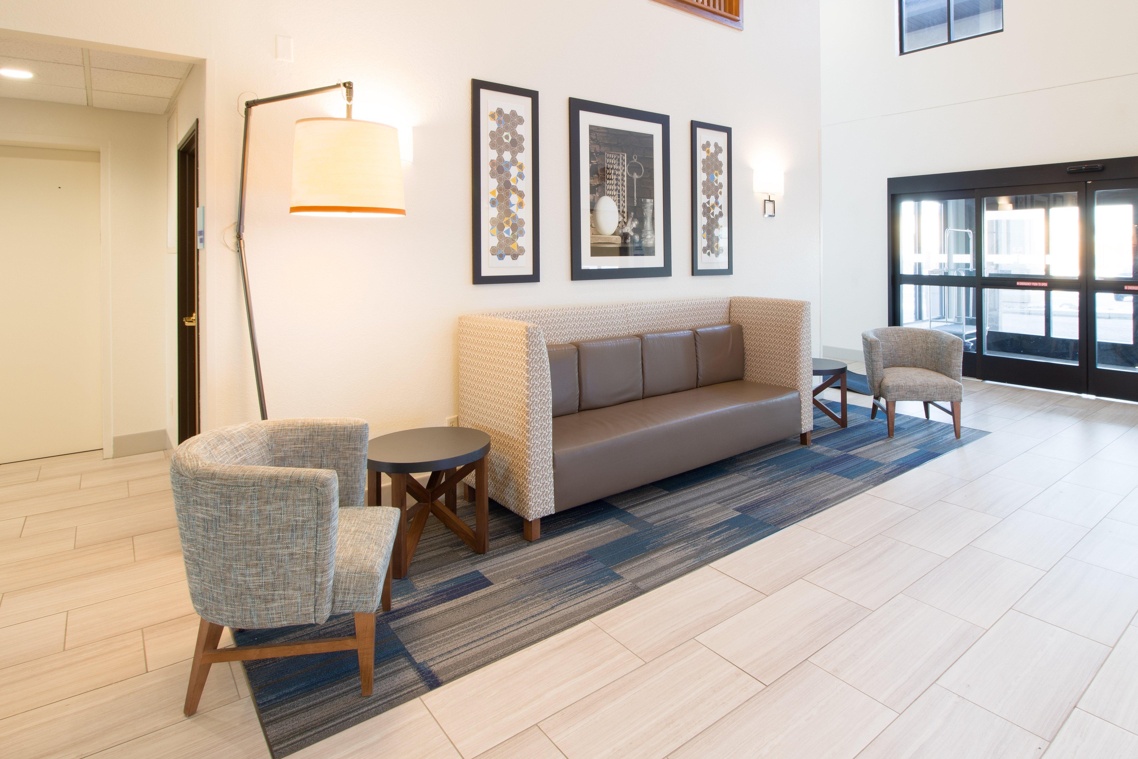 Holiday Inn Express & Suites - Worthington By Ihg Exterior photo