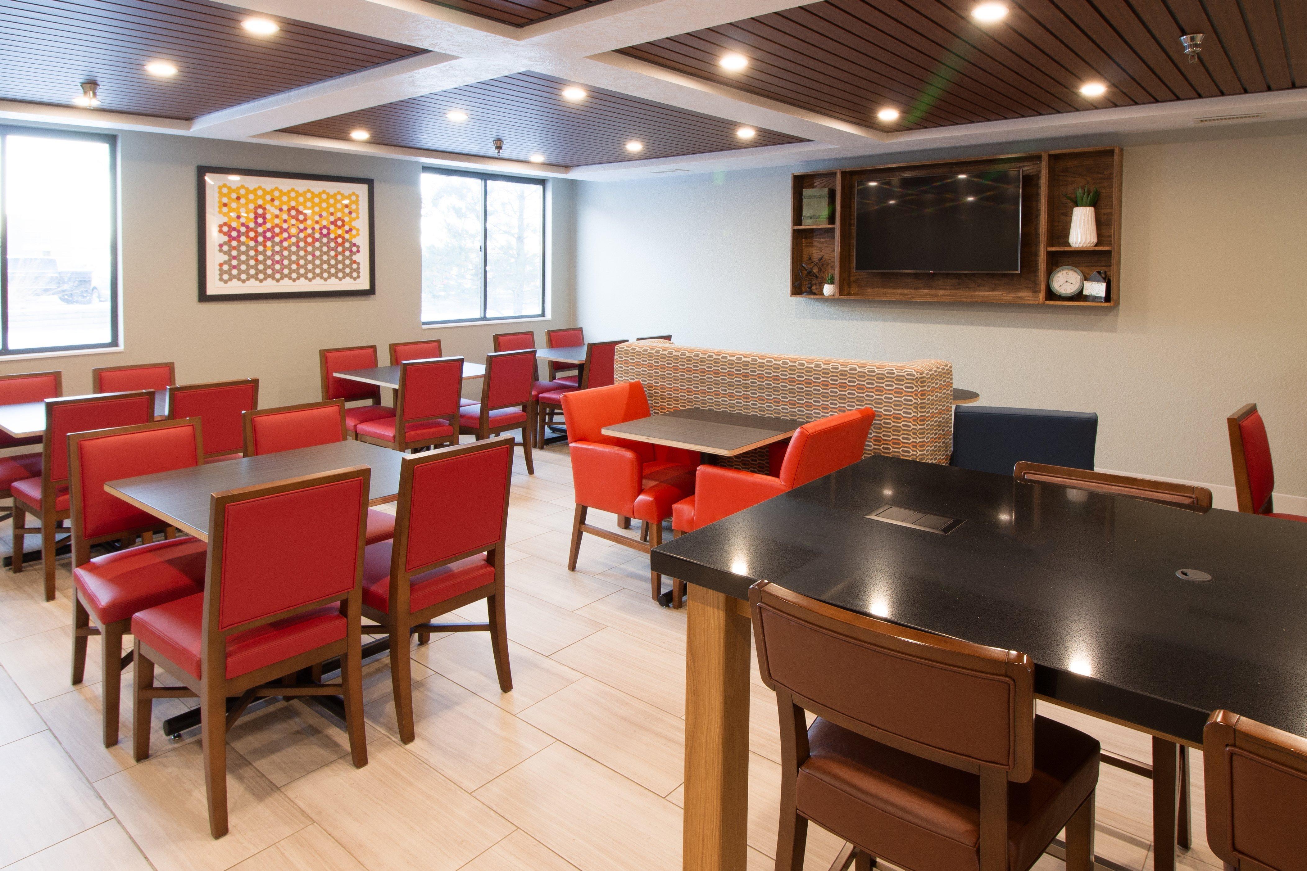 Holiday Inn Express & Suites - Worthington By Ihg Exterior photo