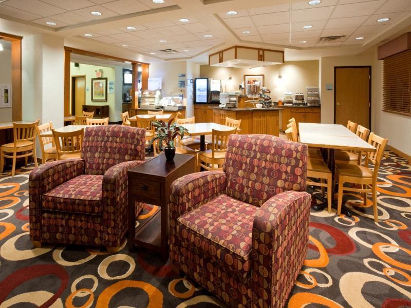 Holiday Inn Express & Suites - Worthington By Ihg Exterior photo