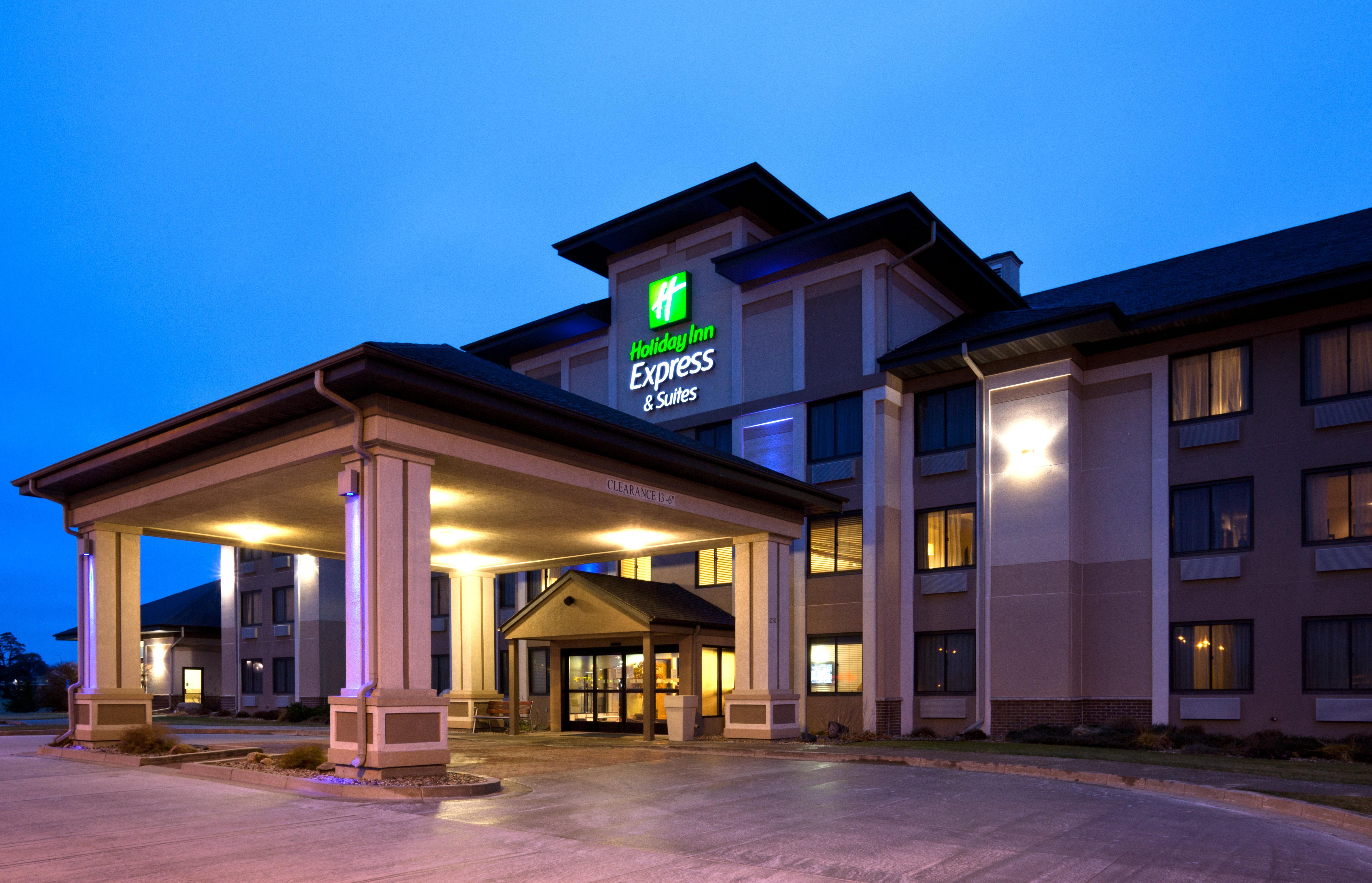 Holiday Inn Express & Suites - Worthington By Ihg Exterior photo