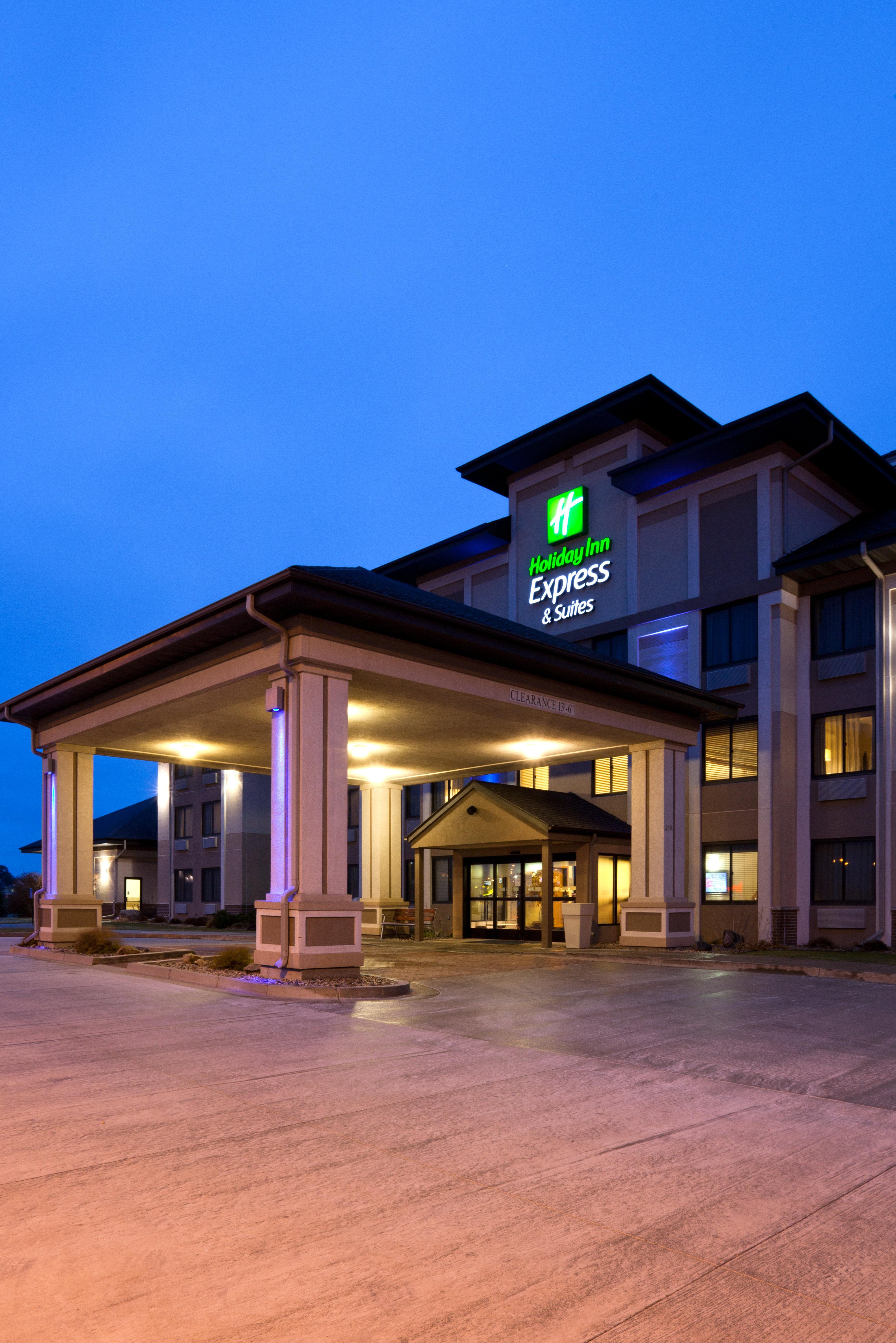 Holiday Inn Express & Suites - Worthington By Ihg Exterior photo