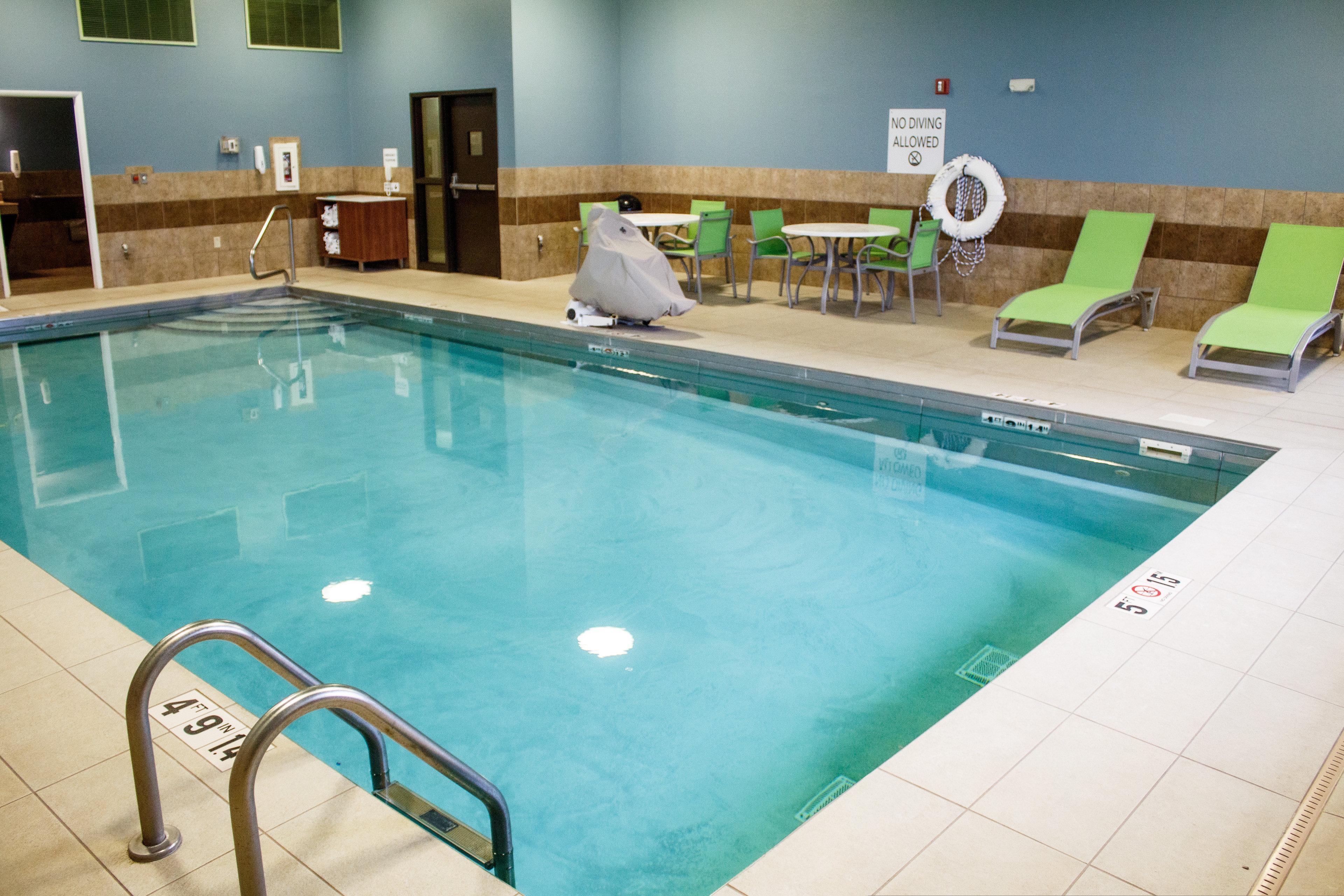 Holiday Inn Express & Suites - Worthington By Ihg Exterior photo