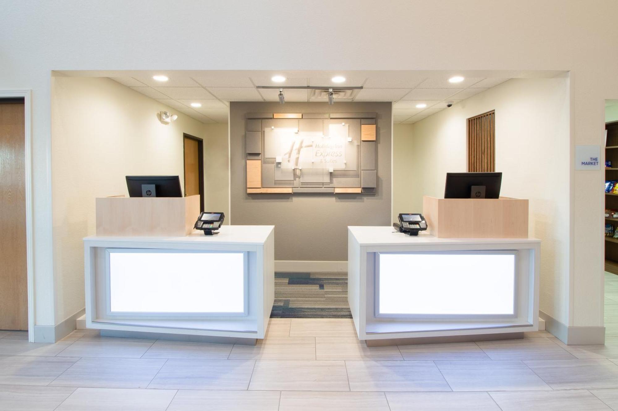 Holiday Inn Express & Suites - Worthington By Ihg Exterior photo