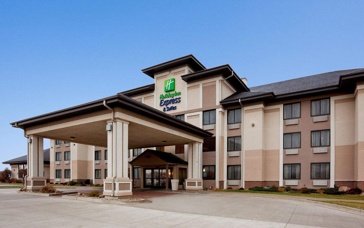 Holiday Inn Express & Suites Worthington Exterior photo
